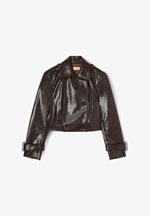 Giacca corta in finta pelle marrone scuro con bottoni doppiopetto, ampio colletto, spalline e cinturini con fibbia sulle maniche.