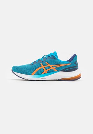 Chaussure de running bleue et orange avec semelle blanche, tige en mesh et semelle amortissante étiquetée AmpliFoam, vue de profil sur fond blanc.