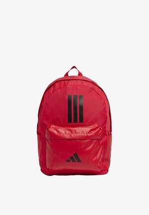 Mochila de tela roja con tres franjas verticales negras en el frente, cuenta con un gran compartimento principal y un bolsillo frontal. Detalle de logo negro.