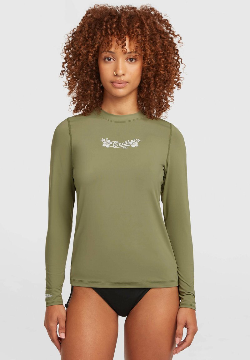 Μακρυμάνικο αντηλιακό σε ελιά πράσινο χρώμα με ψηλό λαιμό και λευκό λογότυπο στο στήθος· λείο υλικό και εφαρμοστή σχεδίαση.