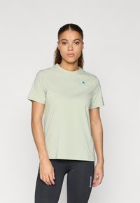 Svijetlozelena kratka majica s kratkim rukavima, izrađena od mekanog materijala, sa malim plavim logotipom planine na lijevoj strani grudi. Jednostavan, opušten kroj.