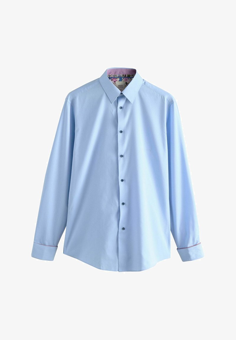 Svijetloplava košulja dugih rukava od teksturirane tkanine, s kontrastnim uzorkom na unutarnjem ovratniku i manžetama.