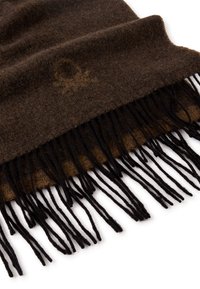 Sciarpa di lana marrone con frange nere, caratterizzata da un motivo logo sottile in una tonalità più chiara. Texture morbida e forma rettangolare.