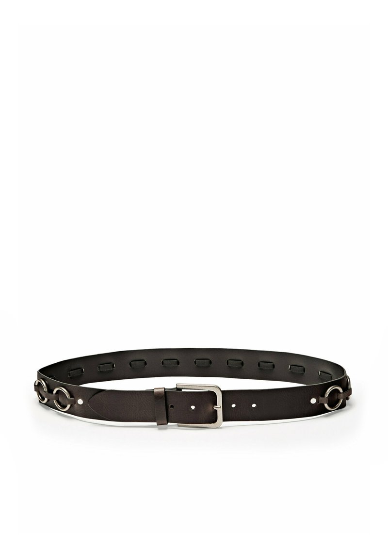 Cintura in pelle nera con hardware metallico circolare, fibbia rettangolare in argento e molteplici fori uniformemente distanziati per la regolazione. Texture liscia.