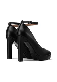 Scarpe nere con tacco alto, punta tonda, cinturino alla caviglia e una superficie in pelle liscia. Presentano un tacco a blocco spesso per maggiore stabilità.