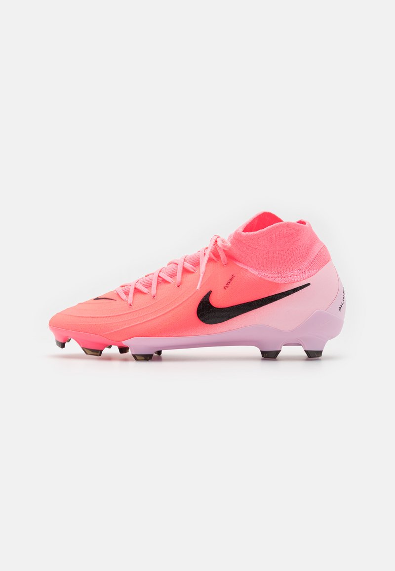 Le scarpe da calcio Nike presentano una tomaia sintetica di un vivace rosa, il logo Swoosh nero, un design testurizzato, un collare alla caviglia e una suola leggera con tacchetti.
