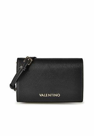 Sac bandoulière noir Valentino en cuir texturé, avec sangle réglable et logo doré sur le rabat avant.