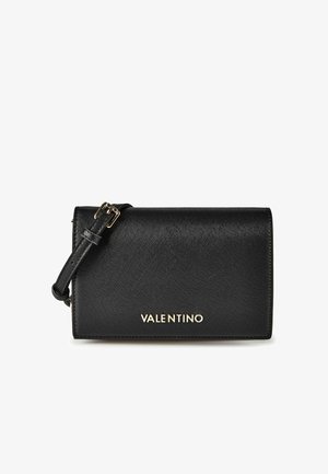 Sac bandoulière noir Valentino en cuir texturé, avec sangle réglable et logo doré sur le rabat avant.