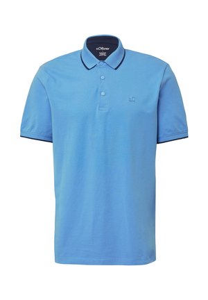 Hellblaues Polo-Shirt aus Baumwolle. Verfügt über einen klassischen Kragen, eine Zwei-Knopf-Leiste und marinefarbene Akzente am Kragen und den Ärmeln.