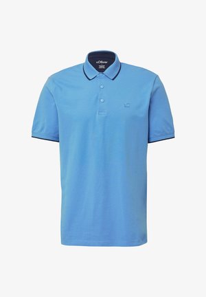 Polo shirt azzurro chiaro in cotone. Presenta un colletto classico, una patta con due bottoni e un accento blu navy attorno al colletto e alle maniche.