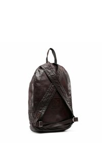 Zaino in pelle marrone scuro con una forma arrotondata, spallacci cuciti a incrocio, superficie texturizzata e una piccola etichetta del marchio sul lato.