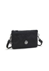 Svart liten crossbody-väska med subtilt mönster, framficka med dragkedja, runt metallmärke, justerbar rem och nyckelringcharm på vit bakgrund.