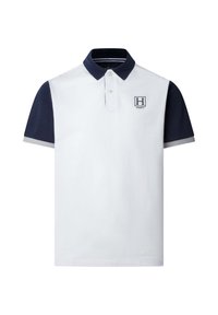 Polo blanc avec col et manches bleu marine, poignets de manches gris clair, et un petit patch logo "H" sur le côté gauche de la poitrine.