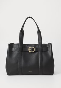 Borsa tote in pelle nera con due manici robusti, forma rettangolare, dettaglio centrale con fibbia e logo discreto. Superficie texture, accenti minimal.