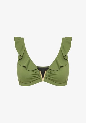 Zielony top od bikini z falbankowymi ramiączkami i złotą klamrą w kształcie litery V na środku z przodu, detal z marszczonego materiału.