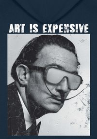 Felpa con cappuccio presenta una grafica in bianco e nero di un uomo che indossa grandi occhiali da sole a specchio, sovrapposta al testo "L'ARTE È COSTOSA" in bianco.