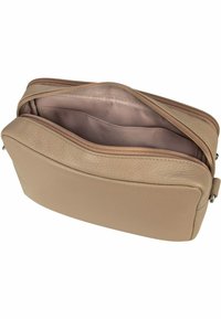 Bolso de cuero beige texturizado con parte superior con cremallera. El interior presenta dos compartimentos y un bolsillo para organización. Forro suave.