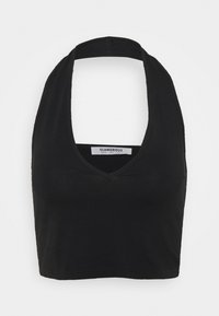 Top cropped preto feito de tecido suave, apresentando um decote em V profundo e um design de halter. A etiqueta diz "GLAMOROUS." Acabamento simples e limpo.