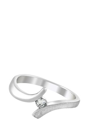 Bague en argent avec un anneau lisse incurvé, des accents texturés et un petit cristal rond positionné de manière asymétrique.