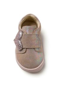 Scarpa glitterata rosa chiaro per bambino con cinturino in velcro a forma di cuore e interno morbido e imbottito, vista dall'alto su uno sfondo bianco.