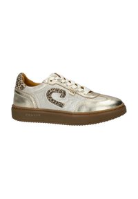 Metallieke gouden sneaker met luipaardprintaccenten, textuurmateriaal, witte veters en een bruine rubberen zool. Merkenlogo op de zijkant.