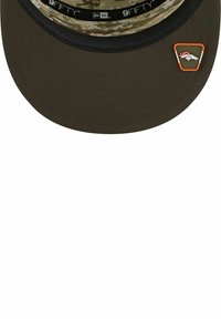 Olivgrüne 9Fifty-Cap mit einem Camouflage-Kronendesign, ausgestattet mit einem schwarzen Schirm und einem orangefarbenen Denver Broncos-Logo an der Seite.