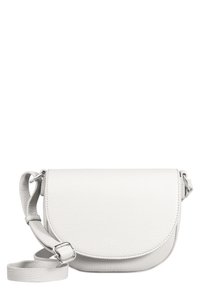 Bolso de piel blanco tipo bandolera con cierre de solapa redondeada, superficie texturizada, correa ajustable y acentos de hardware plateado.