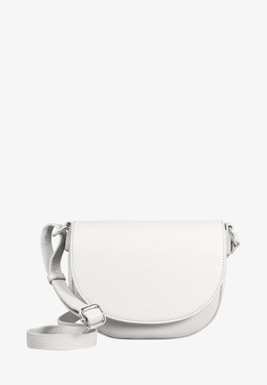 Hvid læder crossbody taske med en rund klaplukning, tekstureret overflade, justerbar strop og sølvhardware detaljer.