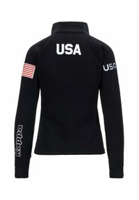 Giacca in pile nera con colletto alto, con "USA" in bianco sul retro e il logo "Kappa" sulla manica, insieme a una toppa della bandiera americana.