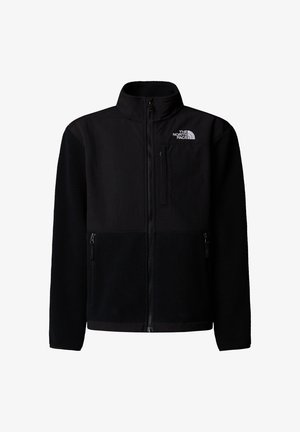 Melna vilnas jaka ar rāvējslēdzēju priekšpusē, augstu apkakli un divām rāvējslēdzēja kabatām. Tās iezīme ir kontrastējoša gluda auduma daļa plecos un augšējā krūtīs.