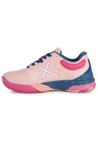 Scarpa sportiva rosa chiaro con suola blu e rosa, dettagli bianchi, tomaia in mesh testurizzato e un distintivo logo 'X' su un lato.