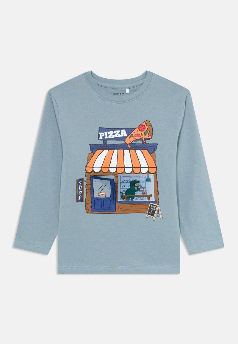 Jasnoniebieska koszula z długim rękawem z ilustracją sklepu z pizzą w stylu kreskówkowym, przedstawiająca ogromny znak w postaci kawałka pizzy, pasiaste zadaszenie oraz stwora jedzącego w środku.