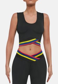 Czarny sportowy krótki top z okrągłym dekoltem i kontrastowymi paskami w kolorach żółtym, niebieskim i czerwonym na wysokości talii.