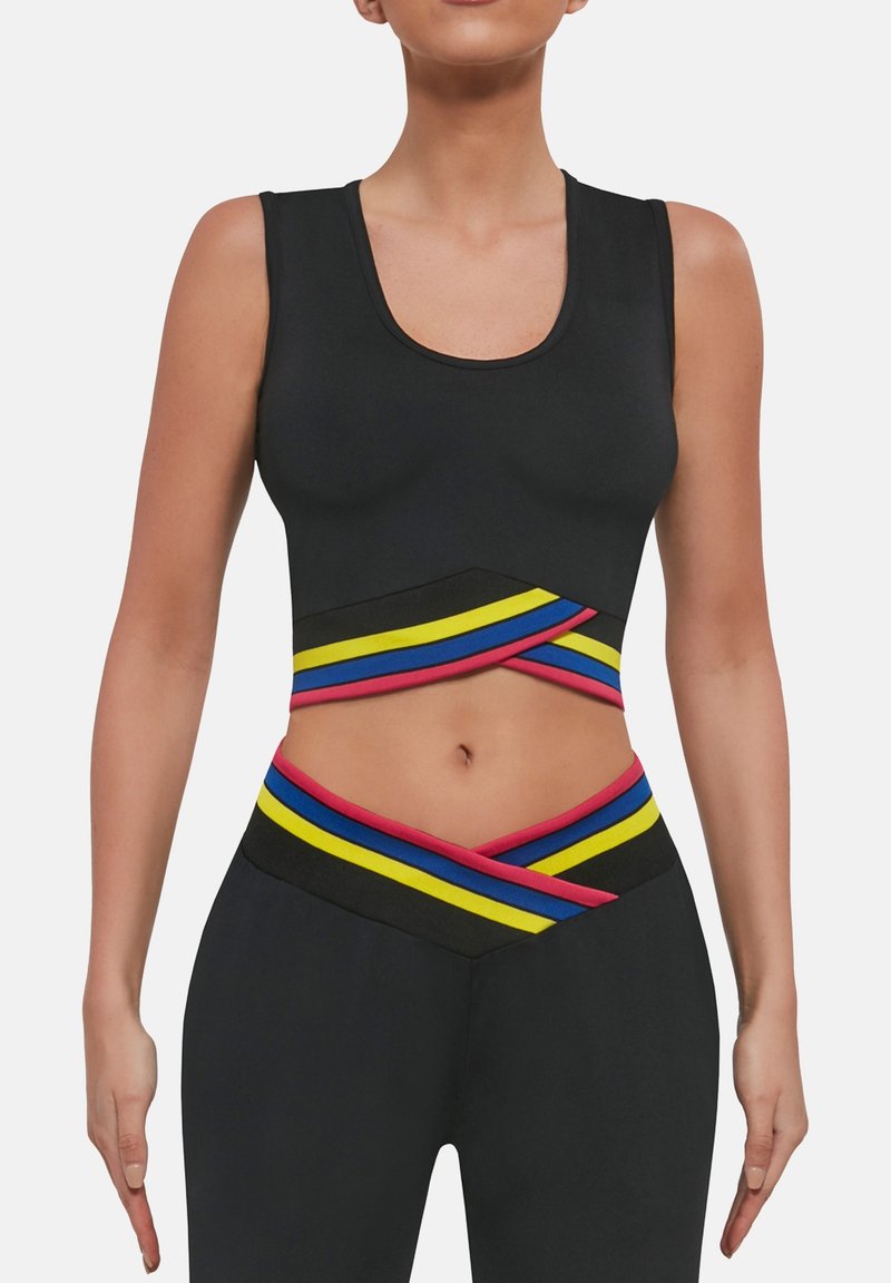 Czarny sportowy krótki top z okrągłym dekoltem i kontrastowymi paskami w kolorach żółtym, niebieskim i czerwonym na wysokości talii.