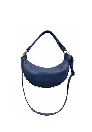 Sac à main croissant en cuir bleu foncé avec des poignées courtes et longues réglables et de petits clous ronds en métal le long du bord inférieur.