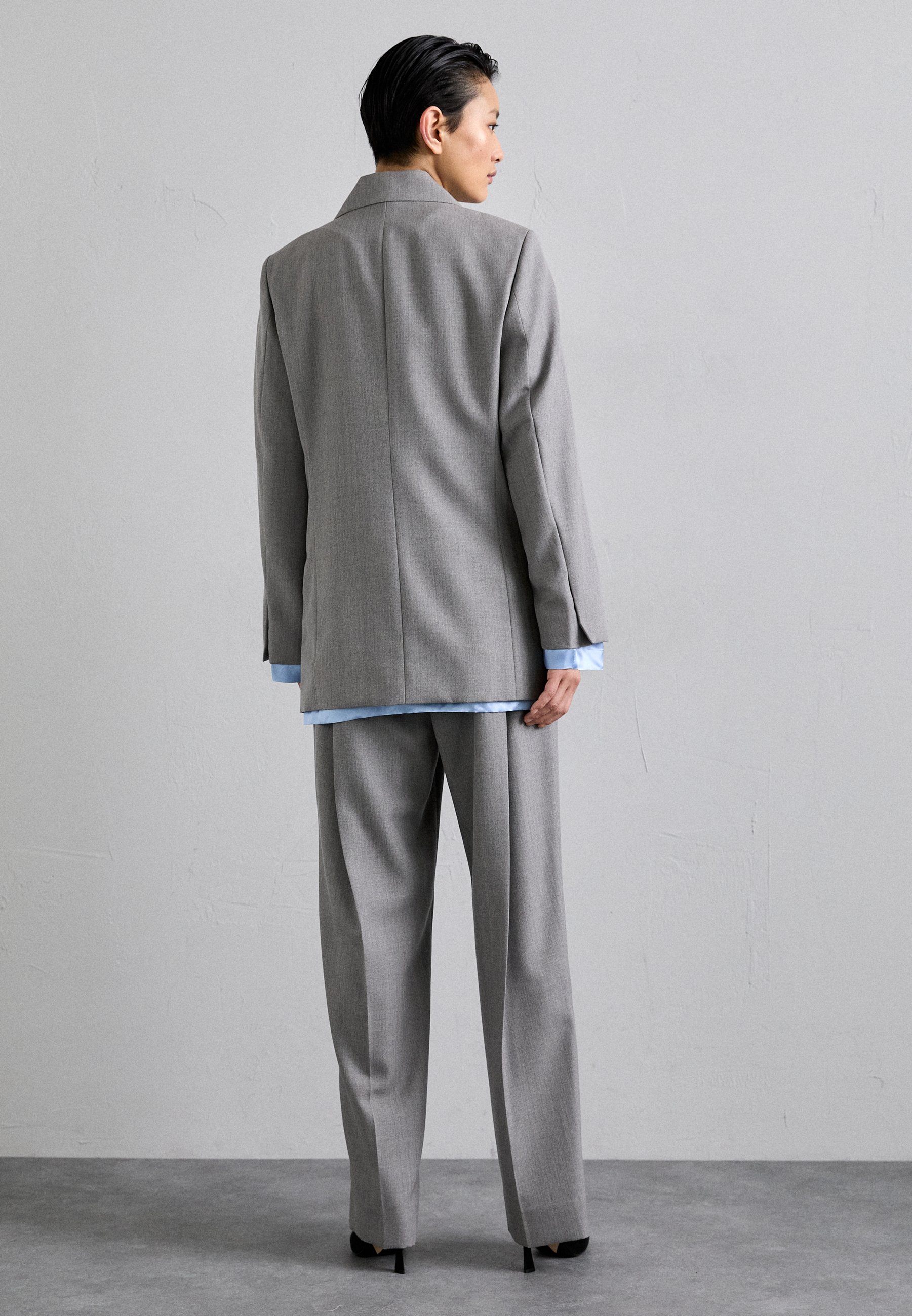 ジャケット VICTORIA BECKHAM LIGHT GREY WOOL JACKET WITH BELT Victoria Beckham Belted Wool Jacket in Light Grey worn by