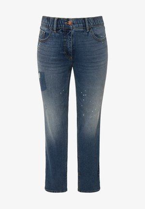 Denim-Jeans mit einem mittelhohen elastischen Bund, in einer verblassten blauen Farbe, mit leichter Abnutzung und Farbklecksen auf der Vorderseite.