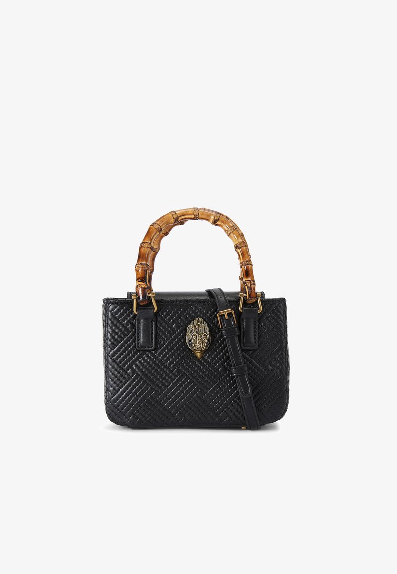 Sac à main en cuir tressé noir avec poignée en bambou, quincaillerie dorée, bandoulière détachable et emblème en forme de main délicatement travaillé sur le devant.