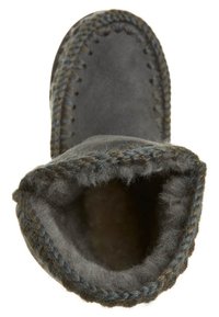 Bota de ante gris con un interior suave forrado de lana. Presenta costuras decorativas a lo largo del borde superior, que destacan un detalle de textura trenzada.