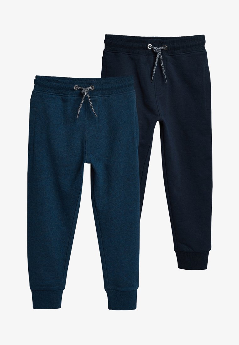 Zwei Paar Jogginghosen, eine dunkelblau und eine marineblau. Beide haben elastische Taillenbünde, eine Kordelzugakzentgestaltung und Bündchen an den Knöcheln. Lässiges Design.