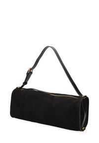 Borsa a spalla nera in suede con forma rettangolare lunga, manico in pelle, cerniera in tono oro e design minimalista. Texture liscia, dettagli semplici.