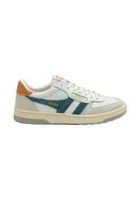 Sneaker bianca con strisce in suede verde, dettagli beige e punta testurizzata. Include un collo imbottito e una suola in gomma. Branding Gola visibile.