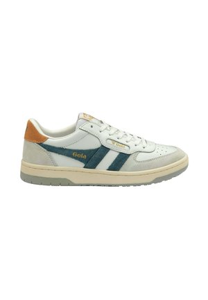 Zapatilla blanca con rayas de ante verde, acentos en color marrón claro y una puntera texturizada. Incluye un cuello acolchado y una suela de goma. Se aprecia la marca Gola.