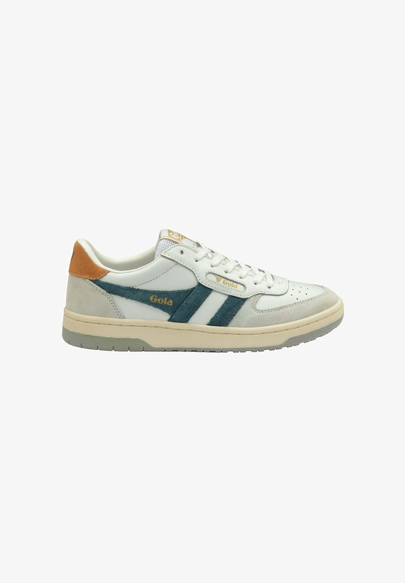 Sneaker bianca con strisce in suede verde, dettagli beige e punta testurizzata. Include un collo imbottito e una suola in gomma. Branding Gola visibile.