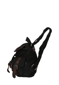 Sac en toile noire avec un accent en cuir marron, sangle réglable et poche avant sécurisée par une boucle. Présente une forme arrondie.