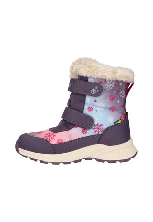 Barnets vinterstøvle med lilla, blå og pink snefnugsmønster, falsk pelsmanchet og to lilla velcrobånd på en tyk hvid sål.