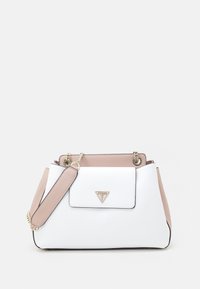 Vit och ljusrosa Guess-väska med guldkedja och framficka med logomärke.
