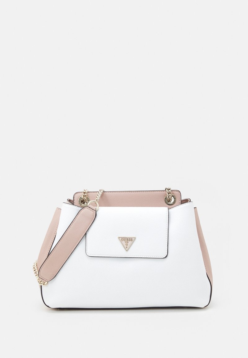 Sac Guess blanc et rose pâle avec une chaîne dorée et une poche à rabat à l'avant avec plaque logo.