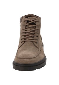 Stivali alla caviglia in suede marrone con un design allacciato, punta rotonda e superficie texturizzata; dotati di una suola in gomma nera per migliore aderenza.