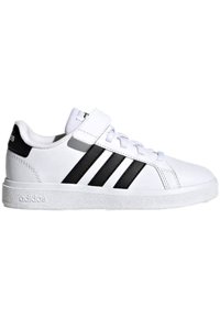 Zapatillas sintéticas blancas con un diseño de caña baja, que cuentan con tres rayas negras, cierre de cordones en la parte delantera y una correa de Velcro. Suela texturizada blanca.